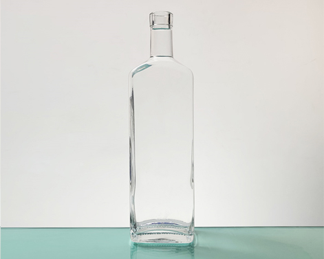 Chai rượu rum đá lửa màu trắng thêm phần trên nút chai dập nổi hình chữ nhật 700ml